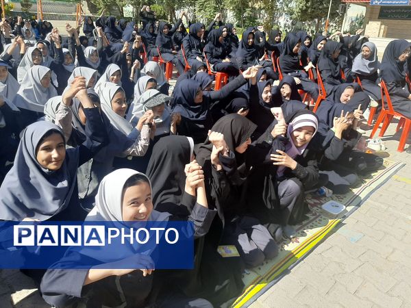 بزرگداشت هفته‌ دفاع مقدس در دبیرستان شاهد شهید حمامی