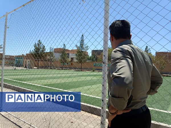 بازدید مسئولین اداره کل آموزش پرورش از وضعیت چمن دبستان شهید پسندیده فدافن