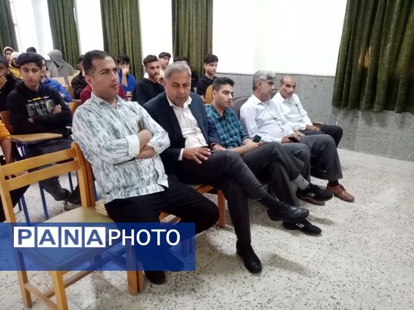 جشن تقدیر از دانش‌آموزان برتر دبیرستان علی‌سایانی فین