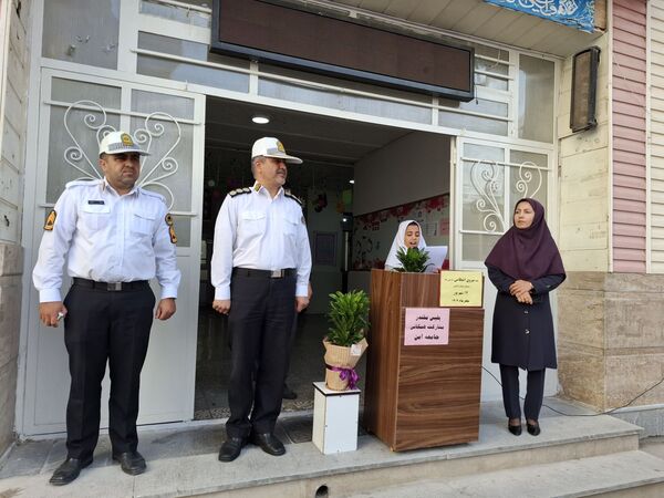بازدید ماموران نیروی انتظامی در مدرسه 17شهریور بجنورد