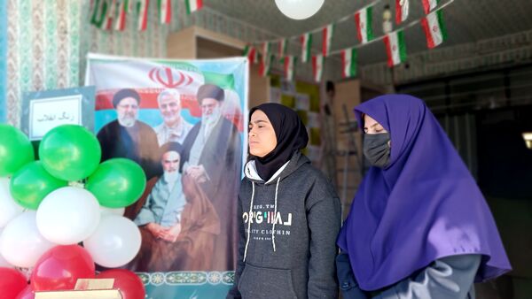  نواخته شدن زنگ انقلاب در مدرسه نمونه الزهرا  یاسوج