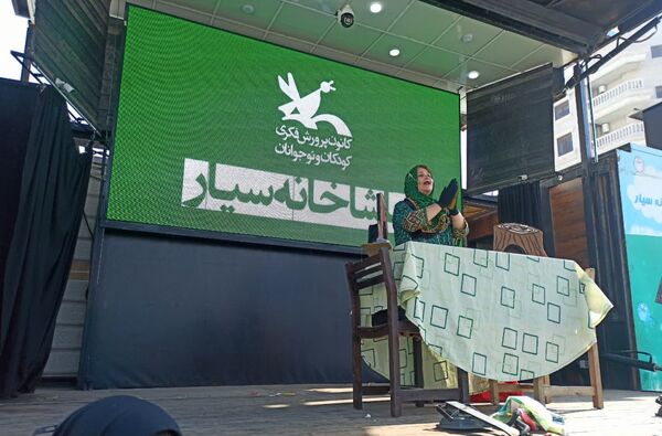 جشن و سرور با نمایش عروسکی و مسابقه در مدرسه شهید ابراهیم تنیده 