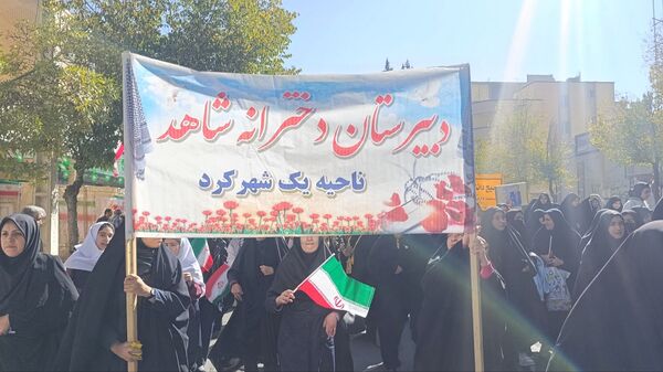 نسل بیدار انقلاب؛ خروش دختران شاهد فاطمه‌زهرا(س) شهرکرد مقابل استکبار جهانی
