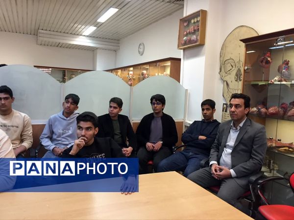 بازدید دانش آموزان دبیرستان نمونه آیت‌الله خامنه‌ای از دانشکده پزشکی دانشگاه فردوسی مشهد
