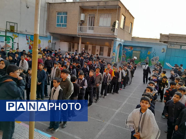 تقدیر دانش‌آموزان یک مدرسه در قم از پدر شهید کریمی