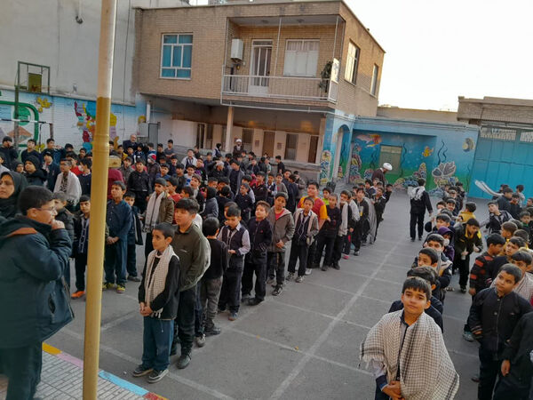 تقدیر دانش‌آموزان یک مدرسه در قم از پدر شهید کریمی