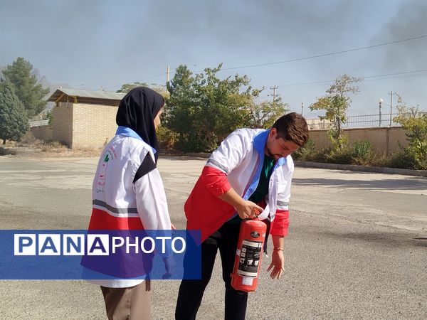 مانور آتش نشانی به مناسبت هفته پدافند غیر عامل در دانشگاه پیام نور کاشمر