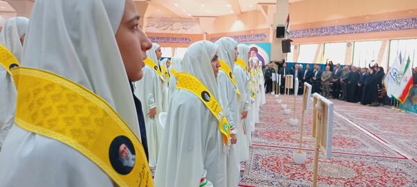 گردهمایی بزرگ دانش‌آموزان دختر مدارس غیر دولتی در همایش یاوران مقاومت یاوران نماز