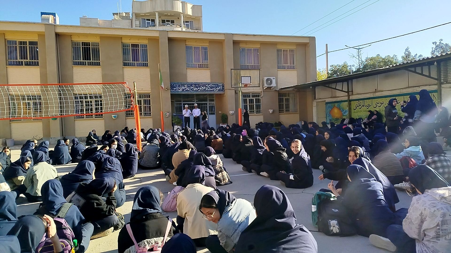 گرامیداشت هفته نیروی انتظامی در دبیرستان دخترانه پیرایش یک