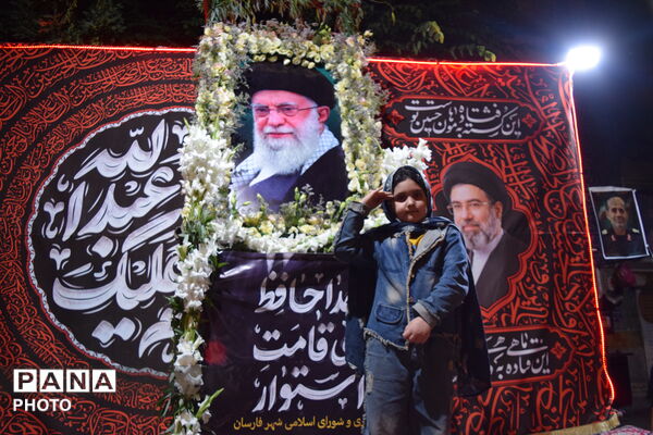 ادای احترام آینده‌سازان فارسان به تصویر رهبر شهید
