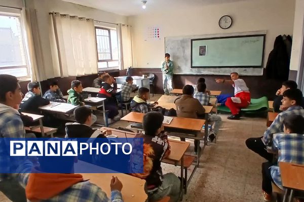 آموزش کمک‌های اولیه در مدرسه شهید فتوحی رباط‌کریم