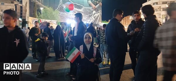 تجمع شهروندان در چهلم کودکان میناب کنار دیوارنگاره میدان انقلاب
