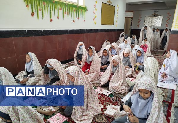 جشن عبادت دانش‌آموزان دختر در کانون فرهنگی تربیتی عاطفه شهرستان کاشمر 