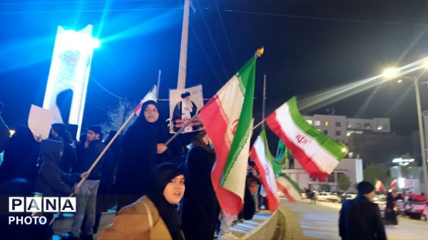 تجمع جوانان‌‌و‌نوجوانان‌در‌بیعت با رهبر انقلاب در نیشابور