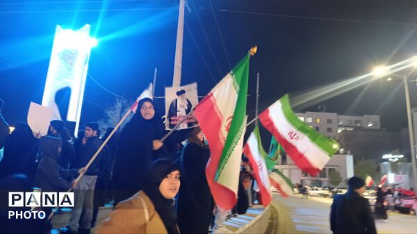 تجمع جوانان‌‌و‌نوجوانان‌در‌بیعت با رهبر انقلاب در نیشابور
