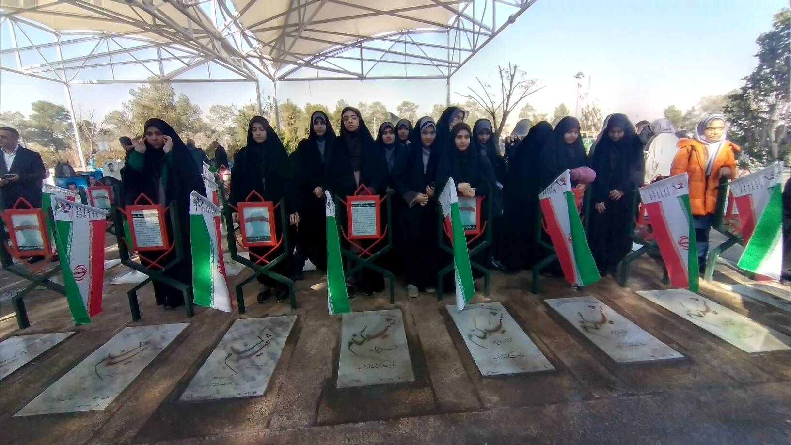 مراسم غبارروبی مزار شهدا توسط دانش‌آموزان