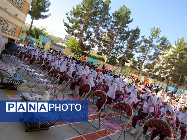 برگزاری جشن شکوفه‌های کلاس اولی‌ها در مدرسه دخترانه امام خمینی(ره) 