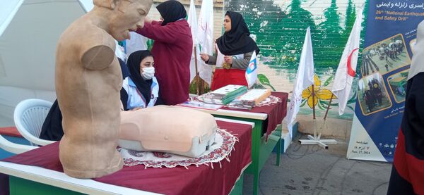 نواخته شدن بیست و ششمین زنگ نمادین استانی مانور زلزله در مدرسه شاهد ظهور آموزش و پرورش ناحیه یک