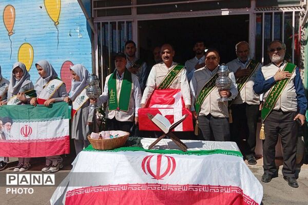 میزبانی دانش‌ آموزان دبستان دخترانه نرجس از پرچم متبرک حرم امام حسین (ع)