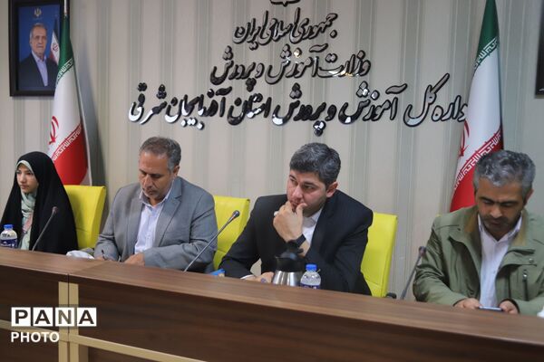 دیدار صمیمانه مدیر آموزش و پرورش ناحیه ۵ تبریز با نسل آگاه و فعال دانش‌آموزی