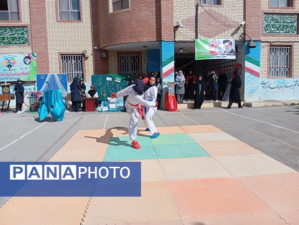 مراسم نمادین هفته تربیت‌بدنی و ورزش در دبیرستان هفده شهریور شهرستان فیروزکوه