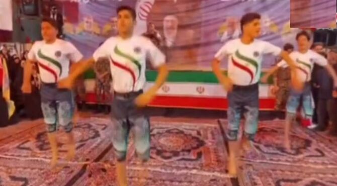 اجرای ورزش باستانی به مناسبت اربعین رهبر شهید در میدان امام قم