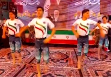 اجرای ورزش باستانی به مناسبت اربعین رهبر شهید در میدان امام قم