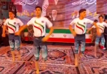 اجرای ورزش باستانی به مناسبت اربعین رهبر شهید در میدان امام قم