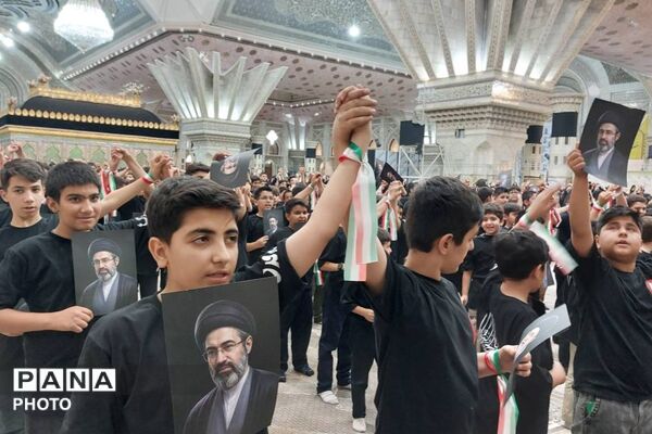 هم‌نوایی دانش‌آموزان منطقه ۵ تهران با سرود «باید برخاست» در سوگواری رهبر شهید