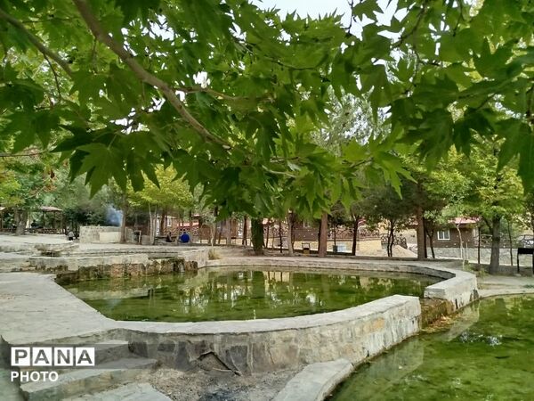 جلوه‌گریِ رنگ‌های پاییزی و طراوت چشمه در تفریحگاه «پیر خوشدر» کلاته‌رودبار