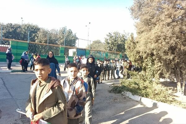 حضور دانش آموزان به مناسبت یوم الله ۱۳آبان، در ورزشگاه شهدای شهرستان قدس