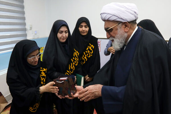 حضور تولیت آستان قدس رضوی در جمع دانش‌آموزان با آسیب بینایی مشهد