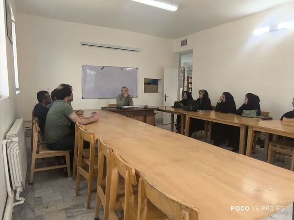 جلسه انجمن اولیا و شورای دانش آموزی در راستای برنامه‌ریزی هفته معلم