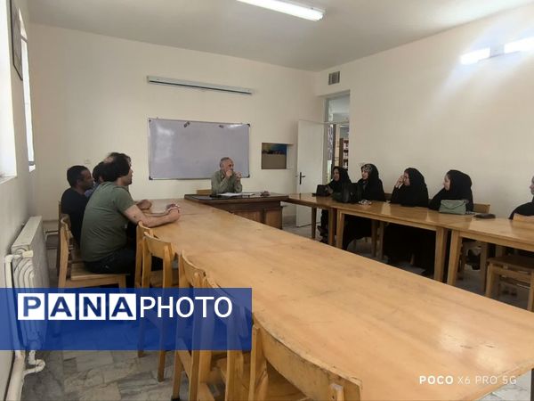 جلسه انجمن اولیا و شورای دانش آموزی در راستای برنامه‌ریزی هفته معلم