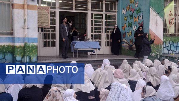 مراسم افطاری در دبستان دخترانه شهید باهنر با حضور دانش‌آموزان و اولیاء