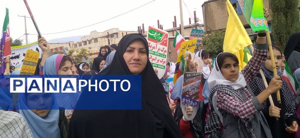 دانش‌آموزان شهرستان دره شهر در روز دانش‌آموز، شعارهای ضد استکباری سر دادند