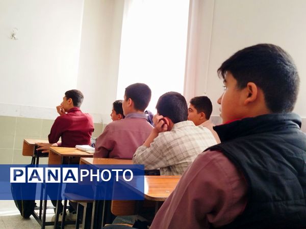 هدایت تحصیلی دانش‌آموزان در دبیرستان میثاق با حضور مشاور مدرسه 