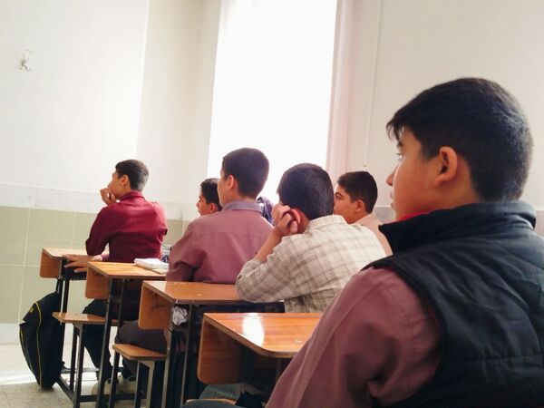 هدایت تحصیلی دانش‌آموزان در دبیرستان میثاق با حضور مشاور مدرسه 