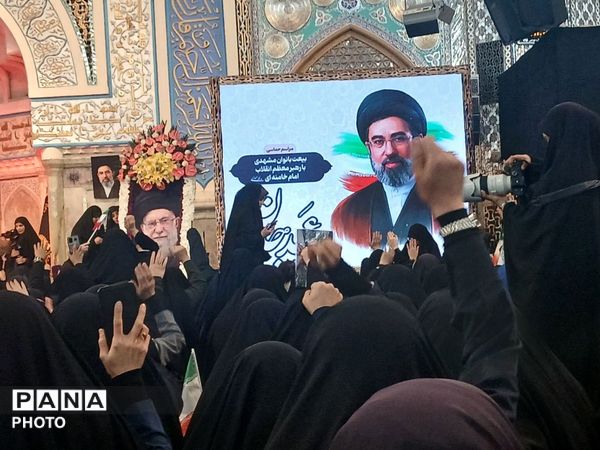 اجتماع بیعت بانوان با رهبر انقلاب اسلامی  در حرم مطهر رضوی