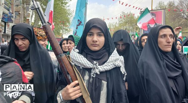 زنان غیوردوشادوش مردان، زنان لر خرم‌ آباد آماده دفاع از میهن 