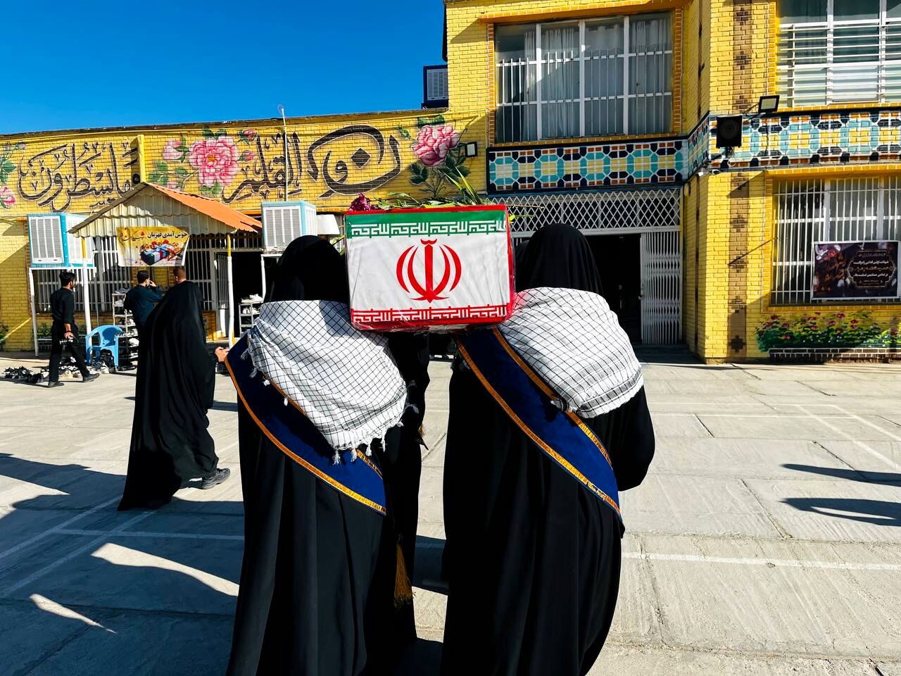 استقبال دانش‌آموزان‌ دبیرستان شاهد ریحانه‌النبی گناباد از پیکر مطهر شهید گمنام