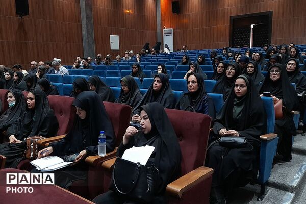 جلسه مدیران مدارس منطقه کهریزک؛ هماهنگی «پروژه مهر» و آیین بدرقه رهبر شهید