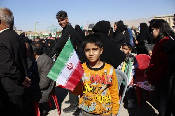 حضور پرشور دانش‌آموزان گچساران در راهپیمایی ۲۲ بهمن
