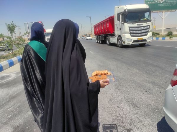 همکاری دانش آموزان خادمیار دبستان ضحی۲ با چایخانه دانش آموزی حضرت رضا(ع) شیروان