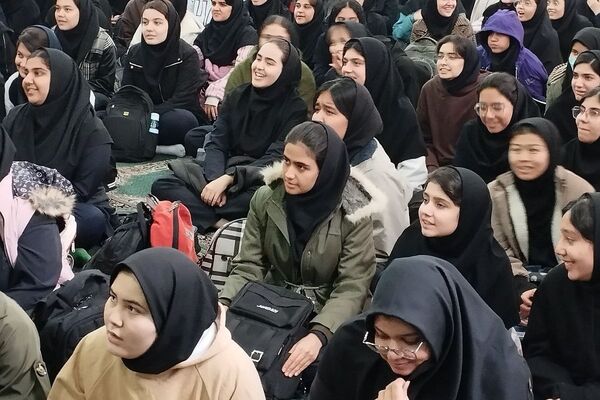دبیرستان صدیقه طاهره غرقِ در شور فاطمی