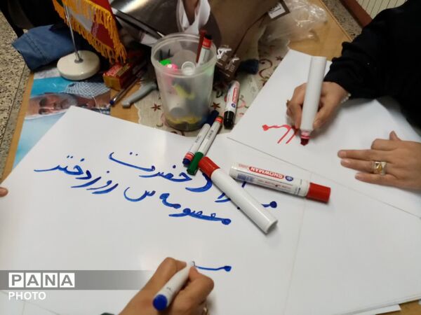 دخترانِ انقلابی پای پرچم ایستاده‌اند