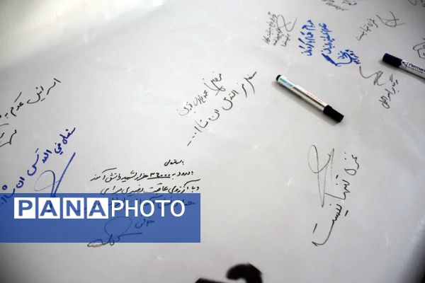 اجتماع استکبار ستیزی و رویداد پلاکاردنویسی دانش‌آموزان سمنان