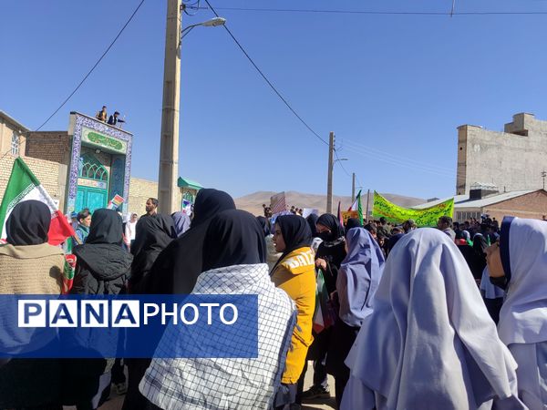 حضور گسترده دانش آموزان سورشجان در راهپیمایی ۱۳ آبان؛ فریاد ایستادگی در برابر استکبار جهانی