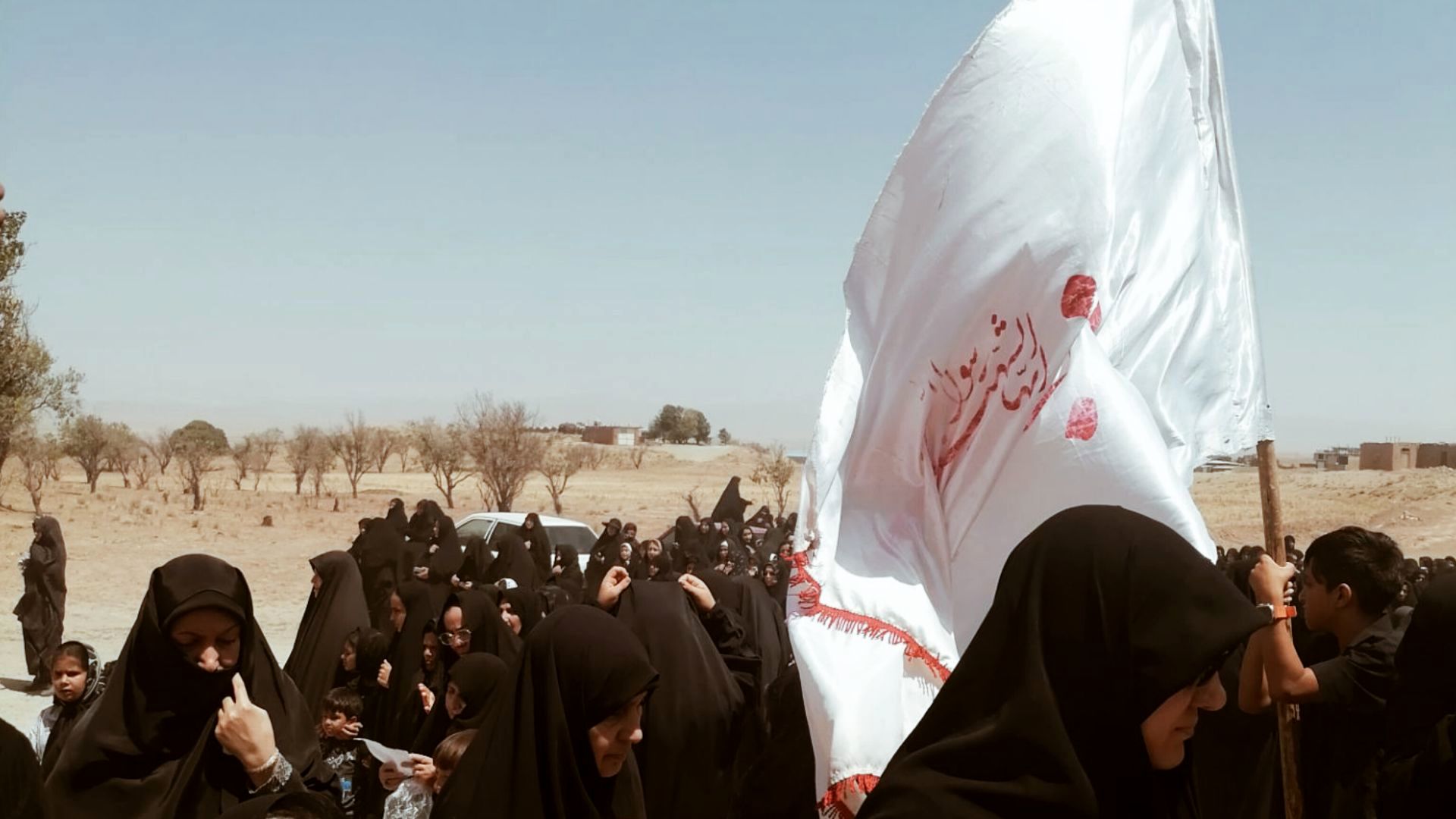 بازماندگان اربعین شهر نسر با راهپیمایی باشکوه یاد شهدای کربلا را گرامی داشتند