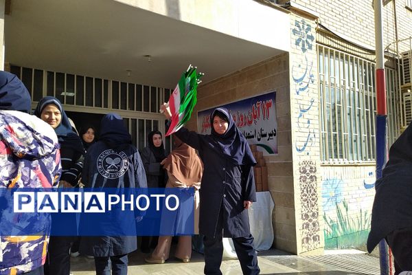 حضور پرشور دختران و پسران شهریار در روز استکبار ستیزی